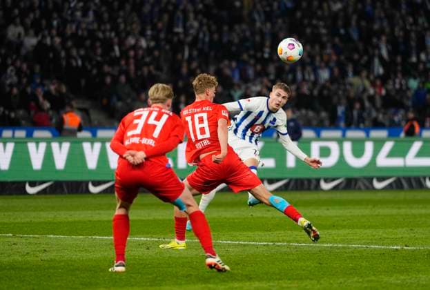 Germany, Berlin, 01.03.2024, Olympic Stadium, Hertha BSC vs Holstein Kiel - 2. Bundesliga, Marten Winkler (Hertha Berlin) shoots on goal Berlin Olympic Stadium Berlin Germany
