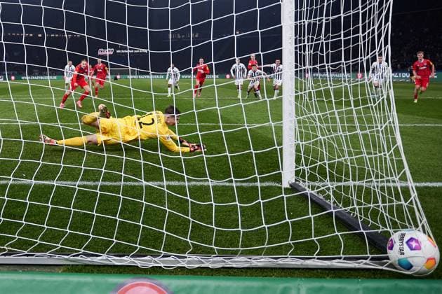 Freistoss zum Ausgleich 2:2 fuer Holstein Kiel, jubelt, Tor, Tjark Ernst (Hertha BSC, 12), GER, Hertha BSC vs. Holstein Kiel, Fussball Herren, 2. Bundesliga, Saison 2023 2024, 24. Spieltag, 01.03.2024. (DFL REGULATIONS PROHIBIT ANY USE OF PHOTOGRAPHS AS IMAGE SEQUENCES AND OR QUASI - VIDEO). GER, Hertha BSC vs. Holstein Kiel, Fussball Herren, 2. Bundesliga, Saison 2023 2024, 24. Spieltag, 01.03.2024. Berlin