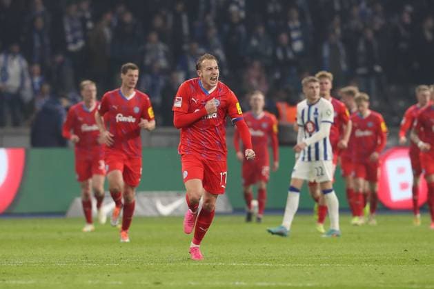 01.03.2024, xtgx, Fussball - 2.Bundesliga, Hertha BSC Berlin - Holstein Kiel emspor, v.l. Timo Becker (Kiel, 17) Jubel, Torjubel, jubelt ueber das Tor, celebrate the goal, celebration (DFL DFB REGULATIONS PROHIBIT ANY USE OF PHOTOGRAPHS as IMAGE SEQUENCES and or QUASI-VIDEO) Berlin