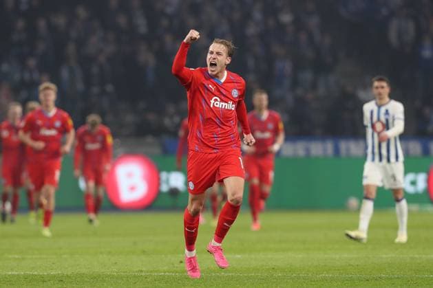 Sport Bilder des Tages 01.03.2024, xtgx, Fussball - 2.Bundesliga, Hertha BSC Berlin - Holstein Kiel emspor, v.l. Timo Becker (Kiel, 17) Jubel, Torjubel, jubelt ueber das Tor, celebrate the goal, celebration (DFL DFB REGULATIONS PROHIBIT ANY USE OF PHOTOGRAPHS as IMAGE SEQUENCES and or QUASI-VIDEO) Berlin