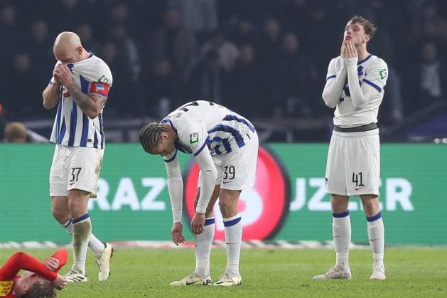 01.03.2024, xtgx, Fussball - 2.Bundesliga, Hertha BSC Berlin - Holstein Kiel emspor, v.l. Toni Leistner (Hertha, 37), Derry Scherhant (Hertha, 39), Pascal Klemens (Hertha, 41) enttaeuscht, schaut enttaeuscht, niedergeschlagen, disappointed (DFL DFB REGULATIONS PROHIBIT ANY USE OF PHOTOGRAPHS as IMAGE SEQUENCES and or QUASI-VIDEO) Berlin