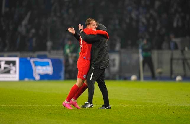 Germany, Berlin, 01.03.2024, Olympic Stadium, Hertha BSC vs Holstein Kiel - 2. Bundesliga, Timo Becker (Holstein Kiel) with post game celebration Berlin Olympic Stadium Berlin Germany