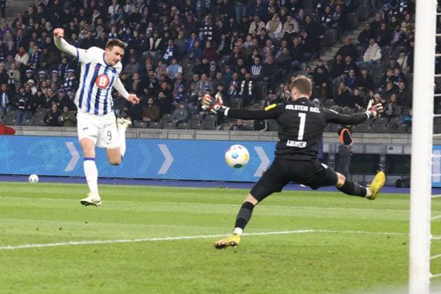 DEU, DFL, 2. FBL, Hertha BSC vs. Holstein Kiel, 01.03.2024, Berliner Olympiastadion, Berlin, DEU, DFL, 2. FBL, Hertha BSC vs. Holstein Kiel, im Bild Smail Prevljak (Hertha BSC Berlin 9), Timon Weiner (Holstein Kiel 1) DFL - regulations prohibit any use of Photographs as image sequences and or quasi-video Foto: Juergen Engler nordphoto GmbH