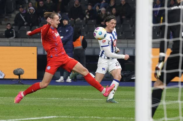 DEU, DFL, 2. FBL, Hertha BSC vs. Holstein Kiel, 01.03.2024, Berliner Olympiastadion, Berlin, DEU, DFL, 2. FBL, Hertha BSC vs. Holstein Kiel, im Bild Fabian Reese (Hertha BSC Berlin 11), Timo Becker (Holstein Kiel 17) DFL - regulations prohibit any use of Photographs as image sequences and or quasi-video Foto: Juergen Engler nordphoto GmbH