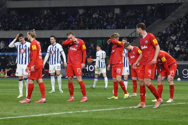 DEU, DFL, 2. FBL, Hertha BSC vs. Holstein Kiel, 01.03.2024, Berliner Olympiastadion, Berlin, DEU, DFL, 2. FBL, Hertha BSC vs. Holstein Kiel, im Bild Kieler-Spieler DFL - regulations prohibit any use of Photographs as image sequences and or quasi-video Foto: Juergen Engler nordphoto GmbH