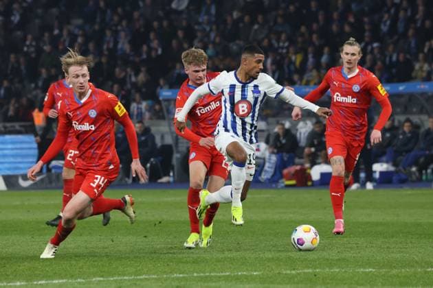 DEU, DFL, 2. FBL, Hertha BSC vs. Holstein Kiel, 01.03.2024, Berliner Olympiastadion, Berlin, DEU, DFL, 2. FBL, Hertha BSC vs. Holstein Kiel, im Bild Jeremy Dudziak (Hertha BSC Berlin 19), Colin Kleine-Bekel (Holstein Kiel 34) DFL - regulations prohibit any use of Photographs as image sequences and or quasi-video Foto: Juergen Engler nordphoto GmbH