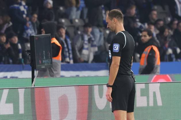 DEU, DFL, 2. FBL, Hertha BSC vs. Holstein Kiel, 01.03.2024, Berliner Olympiastadion, Berlin, DEU, DFL, 2. FBL, Hertha BSC vs. Holstein Kiel, im Bild Videobeweis , Schiedsrichter Bastian Dankert DFL - regulations prohibit any use of Photographs as image sequences and or quasi-video Foto: Juergen Engler nordphoto GmbH