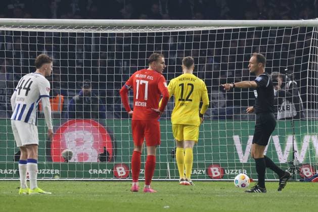 DEU, DFL, 2. FBL, Hertha BSC vs. Holstein Kiel, 01.03.2024, Berliner Olympiastadion, Berlin, DEU, DFL, 2. FBL, Hertha BSC vs. Holstein Kiel, im Bild 11m zum 2:2 durch Timo Becker (Holstein Kiel 17), Tjark Ernst (Hertha BSC Berlin 12) Schiedsrichter Bastian Dankert DFL - regulations prohibit any use of Photographs as image sequences and or quasi-video Foto: Juergen Engler nordphoto GmbH