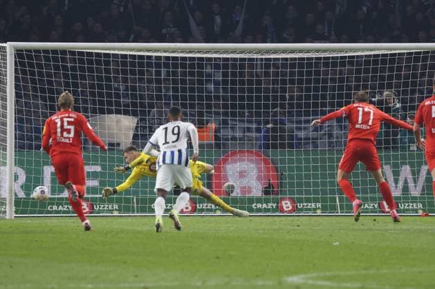 DEU, DFL, 2. FBL, Hertha BSC vs. Holstein Kiel, 01.03.2024, Berliner Olympiastadion, Berlin, DEU, DFL, 2. FBL, Hertha BSC vs. Holstein Kiel, im Bild 11m zum 2:2 durch Timo Becker (Holstein Kiel 17), Tjark Ernst (Hertha BSC Berlin 12) DFL - regulations prohibit any use of Photographs as image sequences and or quasi-video Foto: Juergen Engler nordphoto GmbH
