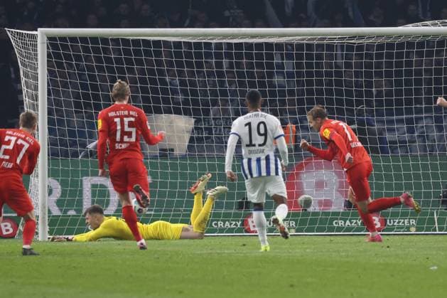 DEU, DFL, 2. FBL, Hertha BSC vs. Holstein Kiel, 01.03.2024, Berliner Olympiastadion, Berlin, DEU, DFL, 2. FBL, Hertha BSC vs. Holstein Kiel, im Bild 11m zum 2:2 durch Timo Becker (Holstein Kiel 17), Tjark Ernst (Hertha BSC Berlin 12) DFL - regulations prohibit any use of Photographs as image sequences and or quasi-video Foto: Juergen Engler nordphoto GmbH