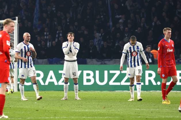 DEU, DFL, 2. FBL, Hertha BSC vs. Holstein Kiel, 01.03.2024, Berliner Olympiastadion, Berlin, DEU, DFL, 2. FBL, Hertha BSC vs. Holstein Kiel, im Bild Hertha-Spielerkreis, Toni Leistner (Hertha BSC Berlin 37), Pascal Klemens (Hertha BSC Berlin 41),. Derry Scherhant (Hertha BSC Berlin 39) DFL - regulations prohibit any use of Photographs as image sequences and or quasi-video Foto: Juergen Engler nordphoto GmbH