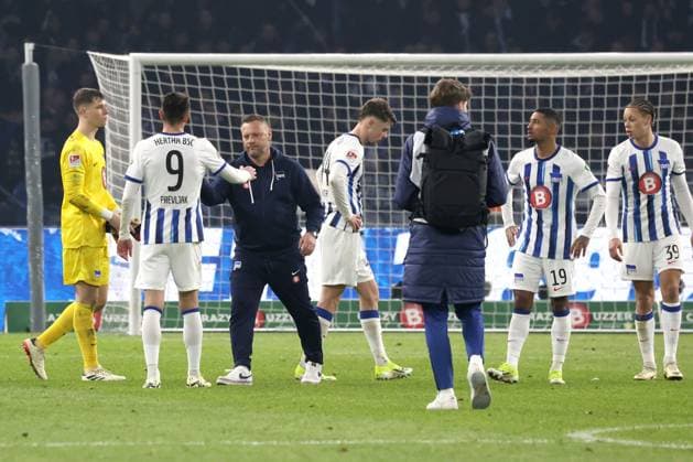 DEU, DFL, 2. FBL, Hertha BSC vs. Holstein Kiel, 01.03.2024, Berliner Olympiastadion, Berlin, DEU, DFL, 2. FBL, Hertha BSC vs. Holstein Kiel, im Bild Cheftrainer Pal Dardai (Hertha BSC Berlin), Hertha-Spielerkreis DFL - regulations prohibit any use of Photographs as image sequences and or quasi-video Foto: Juergen Engler nordphoto GmbH