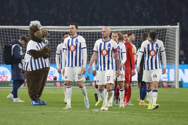 DEU, DFL, 2. FBL, Hertha BSC vs. Holstein Kiel, 01.03.2024, Berliner Olympiastadion, Berlin, DEU, DFL, 2. FBL, Hertha BSC vs. Holstein Kiel, im Bild Hertha-Spielerkreis, Toni Leistner (Hertha BSC Berlin 37), Haris Tabakovic (Hertha BSC Berlin 25), Linus Gechter (Hertha BSC Berlin 44) DFL - regulations prohibit any use of Photographs as image sequences and or quasi-video Foto: Juergen Engler nordphoto GmbH