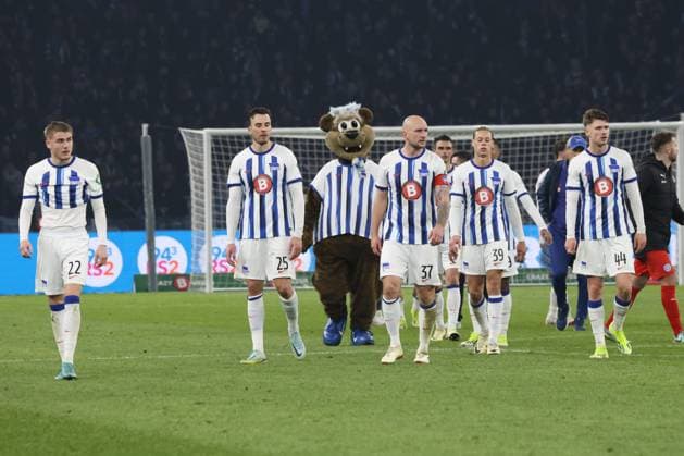 DEU, DFL, 2. FBL, Hertha BSC vs. Holstein Kiel, 01.03.2024, Berliner Olympiastadion, Berlin, DEU, DFL, 2. FBL, Hertha BSC vs. Holstein Kiel, im Bild Hertha-Spielerkreis, Toni Leistner (Hertha BSC Berlin 37), Haris Tabakovic (Hertha BSC Berlin 25), Linus Gechter (Hertha BSC Berlin 44) DFL - regulations prohibit any use of Photographs as image sequences and or quasi-video Foto: Juergen Engler nordphoto GmbH