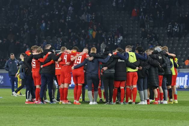 DEU, DFL, 2. FBL, Hertha BSC vs. Holstein Kiel, 01.03.2024, Berliner Olympiastadion, Berlin, DEU, DFL, 2. FBL, Hertha BSC vs. Holstein Kiel, im Bild Kieler-Spielerkreis DFL - regulations prohibit any use of Photographs as image sequences and or quasi-video Foto: Juergen Engler nordphoto GmbH