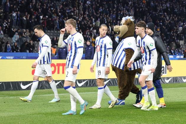 DEU, DFL, 2. FBL, Hertha BSC vs. Holstein Kiel, 01.03.2024, Berliner Olympiastadion, Berlin, DEU, DFL, 2. FBL, Hertha BSC vs. Holstein Kiel, im Bild Hertha-Spielerkreis DFL - regulations prohibit any use of Photographs as image sequences and or quasi-video Foto: Juergen Engler nordphoto GmbH