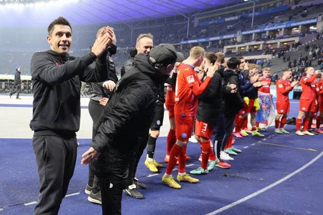 DEU, DFL, 2. FBL, Hertha BSC vs. Holstein Kiel, 01.03.2024, Berliner Olympiastadion, Berlin, DEU, DFL, 2. FBL, Hertha BSC vs. Holstein Kiel, im Bild Kieler-Spielerkreis, Cheftrainer Marcel Rapp (Holstein Kiel) DFL - regulations prohibit any use of Photographs as image sequences and or quasi-video Foto: Juergen Engler nordphoto GmbH