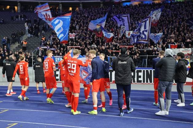 DEU, DFL, 2. FBL, Hertha BSC vs. Holstein Kiel, 01.03.2024, Berliner Olympiastadion, Berlin, DEU, DFL, 2. FBL, Hertha BSC vs. Holstein Kiel, im Bild Kieler-Spielerkreis, Kieler-Fans DFL - regulations prohibit any use of Photographs as image sequences and or quasi-video Foto: Juergen Engler nordphoto GmbH