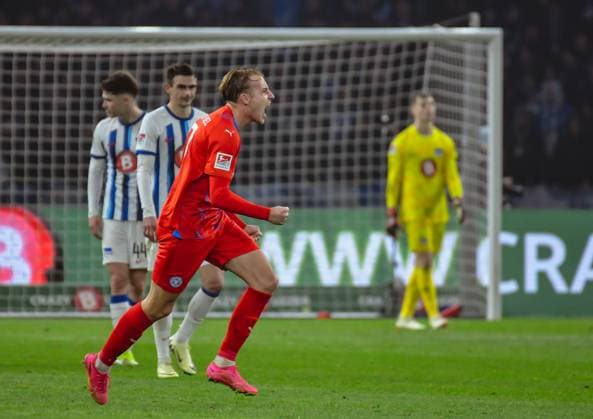 Fussball 2. Bundesliga, Hertha BSC - Holstein Kiel 01.03.2024, xdanx, Fussball 2. Bundesliga, Hertha BSC - Holstein Kiel, v.l. Jubel nach dem 2:2 durch Timo Becker (Holstein Kiel 17) (DFL DFB REGULATIONS PROHIBIT ANY USE OF PHOTOGRAPHS as IMAGE SEQUENCES and or QUASI-VIDEO) Foto: Daniel Lakomski Mix1 Berlin Olympiastadion Berlin Berlin Deutschland (DE)