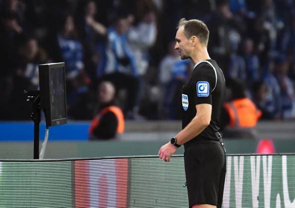 Fussball 2. Bundesliga, Hertha BSC - Holstein Kiel 01.03.2024, xdanx, Fussball 2. Bundesliga, Hertha BSC - Holstein Kiel, v.l. Videoassistent, Bastian Dankert (SR) kontrolliert die Szene zum Elfmeter (DFL DFB REGULATIONS PROHIBIT ANY USE OF PHOTOGRAPHS as IMAGE SEQUENCES and or QUASI-VIDEO) Foto: Daniel Lakomski Mix1 Berlin Olympiastadion Berlin Berlin Deutschland (DE)