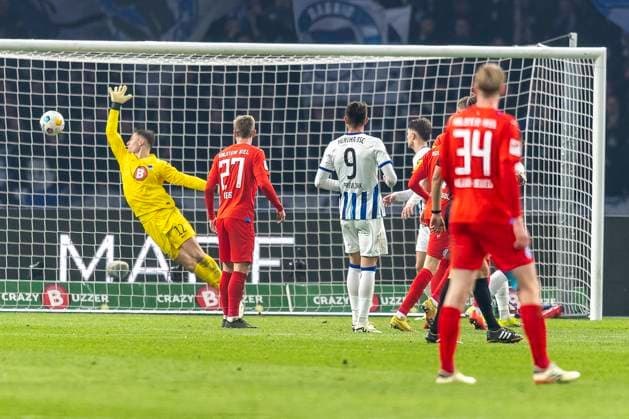Tjark Ernst (Hertha BSC Berlin, 12) kann den Treffer zum 2:1 nicht verhindern. Fussball: 2. Bundesliga, Saison 2023 2024, 24. Spieltag, Hertha BSC - Holstein Kiel am 01.03.2024 im Olympiastadion in Berlin. Wichtiger Hinweis: Gemaess den Vorgaben der DFL Deutsche Fussball Liga bzw. des DFB Deutscher Fussball-Bund ist es untersagt, in dem Stadion und oder vom Spiel angefertigte Fotoaufnahmen in Form von Sequenzbildern und oder videoaehnlichen Fotostrecken zu verwerten bzw. verwerten zu lassen. Foto: Kirchner-Media TH