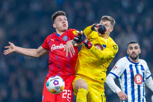 Nicolai Remberg (Holstein Kiel, 22) geht Tjark Ernst (Hertha BSC Berlin, 12) im Fuenfmeterraum an, der dadurch den Ball nicht fangen kann. Fussball: 2. Bundesliga, Saison 2023 2024, 24. Spieltag, Hertha BSC - Holstein Kiel am 01.03.2024 im Olympiastadion in Berlin. Wichtiger Hinweis: Gemaess den Vorgaben der DFL Deutsche Fussball Liga bzw. des DFB Deutscher Fussball-Bund ist es untersagt, in dem Stadion und oder vom Spiel angefertigte Fotoaufnahmen in Form von Sequenzbildern und oder videoaehnlichen Fotostrecken zu verwerten bzw. verwerten zu lassen. Foto: Kirchner-Media TH