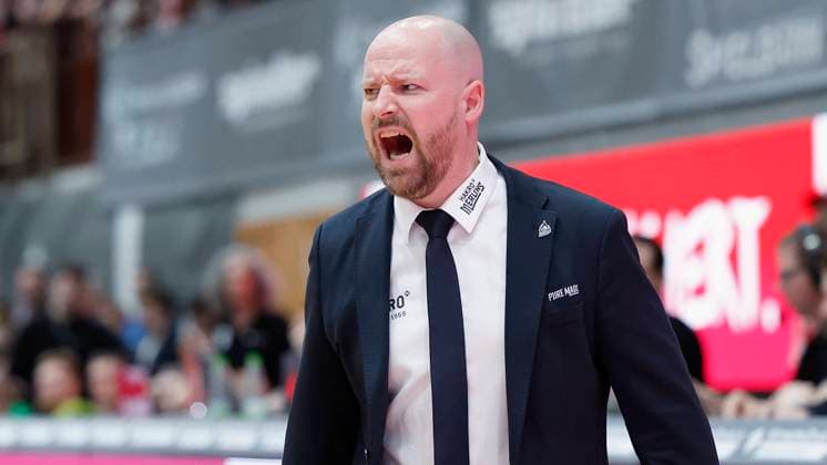 Bild: v. l. Headcoach Jussi Laakso (Merlins). 01.03.2024, Basketball, BBL, Wuerzburg Baskets - Hakro Merlins Crailsheim , GER, Wuerzburg, tectake Arena. Copyright: HMBxMedia xHeikoxBecker