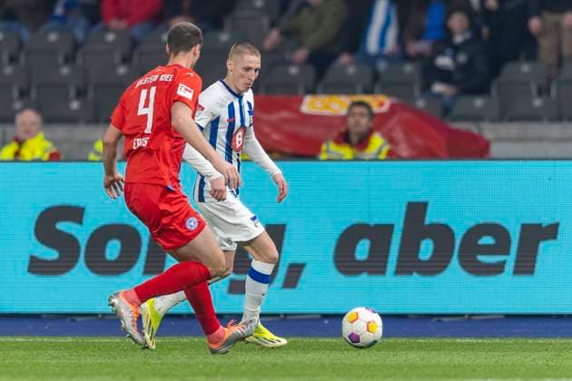 Zweikampf zwischen Pal Dardai (Hertha BSC Berlin, 27) und Patrick Erras (Holstein Kiel, 04). Fussball: 2. Bundesliga, Saison 2023 2024, 24. Spieltag, Hertha BSC - Holstein Kiel am 01.03.2024 im Olympiastadion in Berlin. Wichtiger Hinweis: Gemaess den Vorgaben der DFL Deutsche Fussball Liga bzw. des DFB Deutscher Fussball-Bund ist es untersagt, in dem Stadion und oder vom Spiel angefertigte Fotoaufnahmen in Form von Sequenzbildern und oder videoaehnlichen Fotostrecken zu verwerten bzw. verwerten zu lassen. Foto: Kirchner-Media TH