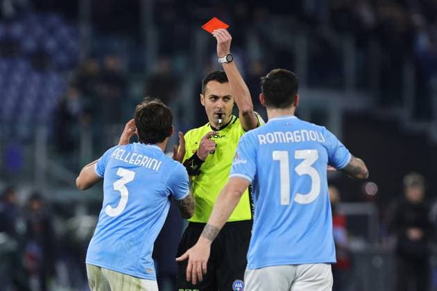 Sport Themen der Woche KW09 Sport Bilder des Tages March 1, 2024, Rome, Italy: The referee Marco Di Bello shows the red card to Luca Pellegrini of Lazio during the Italian Serie A soccer match between SS Lazio and AC Milan at Olimpico Stadium in Rome, Italy, 1 March 2024. ANSA FEDERICO PROIETTI Soccer: Serie A; Lazio-Milan  - ZUMAa110 20240301_zaf_a110_060 Copyright: xFedericoxProiettix