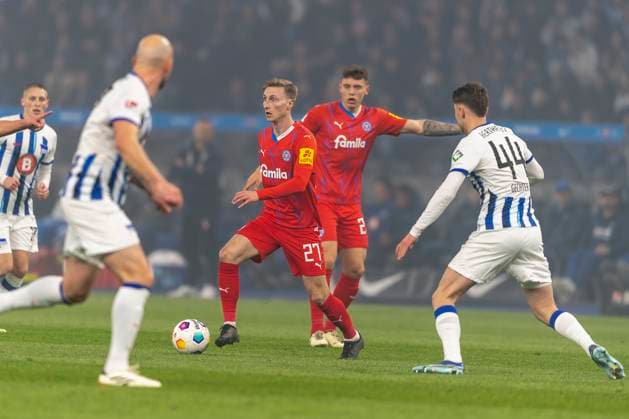 Joshua Mees (Holstein Kiel, 27) laeuft vor Linus Gechter (Hertha BSC Berlin, 44) quer und sucht die Luecke. Fussball: 2. Bundesliga, Saison 2023 2024, 24. Spieltag, Hertha BSC - Holstein Kiel am 01.03.2024 im Olympiastadion in Berlin. Wichtiger Hinweis: Gemaess den Vorgaben der DFL Deutsche Fussball Liga bzw. des DFB Deutscher Fussball-Bund ist es untersagt, in dem Stadion und oder vom Spiel angefertigte Fotoaufnahmen in Form von Sequenzbildern und oder videoaehnlichen Fotostrecken zu verwerten bzw. verwerten zu lassen. Foto: Kirchner-Media TH