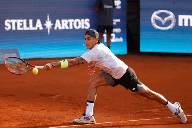 Tenis, Alejandro Tabilo vs Luciano Darderi El tenista Alejandro Tabilo de Chile regresa la bola de Luciano Darderi de Italia por el ATP, Tennis Herren 250 de Santiago 2024 en el Club San Carlos de Apoquindo en Santiago, Chile. 01 3 2024 Felipe Zanca Photosport Tennis, Alejandro Tabilo vs Luciano Darderi The tennis player Alejandro Tabilo of Chile return the ball of Luciano Darderi of Italia in the match for the ATP 250 Santiago 2024 at the Club San Carlos de Apoquindo in Santiago, Chile. 01 3 2024 Felipe Zanca Photosport Alejandro Tabilo vs Luciano Darderi, ATP 250 Santiago 2024