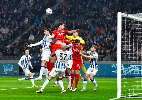 Fussball 2. Bundesliga, Hertha BSC - Holstein Kiel 01.03.2024, xdanx, Fussball 2. Bundesliga, Hertha BSC - Holstein Kiel, v.l. Pascal Klemens (Hertha BSC 41),Patrick Erras (Holstein Kiel 4),Toni Leistner (Hertha BSC 37),Nicolai Remberg (Holstein Kiel 22),Tjak Ernst (Hertha BSC 12),Jonjoe Kenny (Hertha BSC 16),Torszene (DFL DFB REGULATIONS PROHIBIT ANY USE OF PHOTOGRAPHS as IMAGE SEQUENCES and or QUASI-VIDEO) Foto: Daniel Lakomski Mix1 Berlin Olympiastadion Berlin Berlin Deutschland (DE)