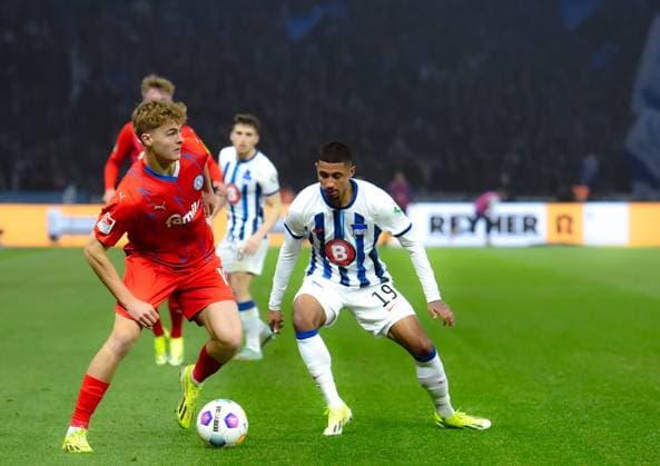 Fussball 2. Bundesliga, Hertha BSC - Holstein Kiel 01.03.2024, xdanx, Fussball 2. Bundesliga, Hertha BSC - Holstein Kiel, v.l. Tom Rothe (Holstein Kiel 18),Jeremy Dudziak (Hertha BSC 19),Zweikampf, Duell, Kampf, tackle (DFL DFB REGULATIONS PROHIBIT ANY USE OF PHOTOGRAPHS as IMAGE SEQUENCES and or QUASI-VIDEO) Foto: Daniel Lakomski Mix1 Berlin Olympiastadion Berlin Berlin Deutschland (DE)