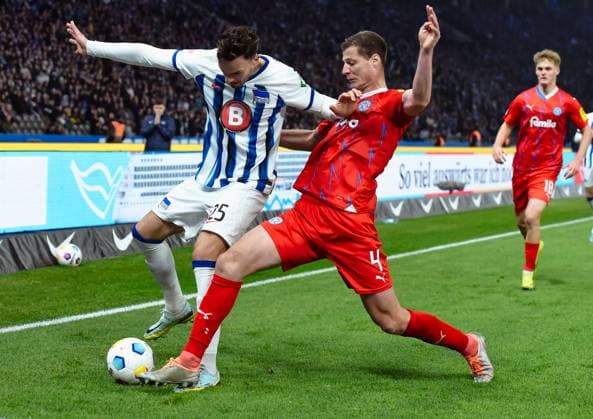 Fussball 2. Bundesliga, Hertha BSC - Holstein Kiel 01.03.2024, xdanx, Fussball 2. Bundesliga, Hertha BSC - Holstein Kiel, v.l. Haris Tabakovic (Hertha BSC 25),Patrick Erras (Holstein Kiel 4),Zweikampf, Duell, Kampf, tackle (DFL DFB REGULATIONS PROHIBIT ANY USE OF PHOTOGRAPHS as IMAGE SEQUENCES and or QUASI-VIDEO) Foto: Daniel Lakomski Mix1 Berlin Olympiastadion Berlin Berlin Deutschland (DE)