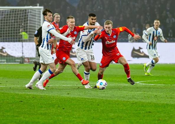 Fussball 2. Bundesliga, Hertha BSC - Holstein Kiel 01.03.2024, xdanx, Fussball 2. Bundesliga, Hertha BSC - Holstein Kiel, v.l. Pascal Klemens (Hertha BSC 41),Lewis Holtby (Holstein Kiel 10),Aymen Barkok (Hertha BSC 18),Joshua Mees (Holstein Kiel 27),Zweikampf, Duell, Kampf, tackle (DFL DFB REGULATIONS PROHIBIT ANY USE OF PHOTOGRAPHS as IMAGE SEQUENCES and or QUASI-VIDEO) Foto: Daniel Lakomski Mix1 Berlin Olympiastadion Berlin Berlin Deutschland (DE)