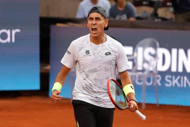 Tenis, Alejandro Tabilo vs Luciano Darderi El tenista Alejandro Tabilo de Chile celebra la victoria frente a Luciano Darderi de Italia por el ATP, Tennis Herren 250 de Santiago 2024 en el Club San Carlos de Apoquindo en Santiago, Chile. 01 3 2024 Felipe Zanca Photosport Tennis, Alejandro Tabilo vs Luciano Darderi The tennis player Alejandro Tabilo of Chile celebrate the victory against of Luciano Darderi of Italia in the match for the ATP 250 Santiago 2024 at the Club San Carlos de Apoquindo in Santiago, Chile. 01 3 2024 Felipe Zanca Photosport Alejandro Tabilo vs Luciano Darderi, ATP 250 Santiago 2024
