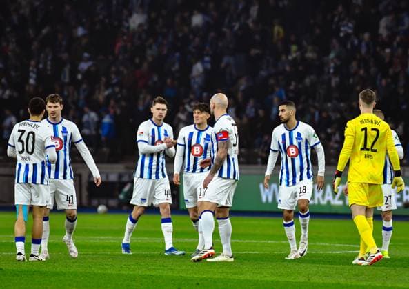 Fussball 2. Bundesliga, Hertha BSC - Holstein Kiel 01.03.2024, xdanx, Fussball 2. Bundesliga, Hertha BSC - Holstein Kiel, v.l. Ibrahim Maza (Hertha BSC 30),Pascal Klemens (Hertha BSC 41),Linus Gechter (Hertha BSC 44),Fabian Reese (Hertha BSC 11),Toni Leistner (Hertha BSC 37),Aymen Barkok (Hertha BSC 18),Tjak Ernst (Hertha BSC 12),feuern sich an (DFL DFB REGULATIONS PROHIBIT ANY USE OF PHOTOGRAPHS as IMAGE SEQUENCES and or QUASI-VIDEO) Foto: Daniel Lakomski Mix1 Berlin Olympiastadion Berlin Berlin Deutschland (DE)