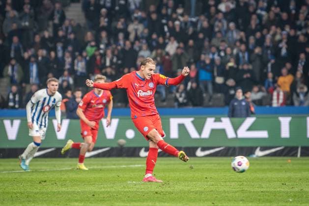 2. Fußball Bundesliga, Hertha BSC vs Holstein Kiel. Berlin, 01.03.2024 Timo Becker (Holstein Kiel, 17) schießt den Elfmeter zum 2:2 2. Fußball Bundesliga, Hertha BSC vs Holstein Kiel, Olympiastadion, Berlin, 01.03.2024 DFL REGULATIONS PROHIBIT ANY USE OF PHOTOGRAPHS AS IMAGE SEQUENCES AND OR QUASI-VIDEO.