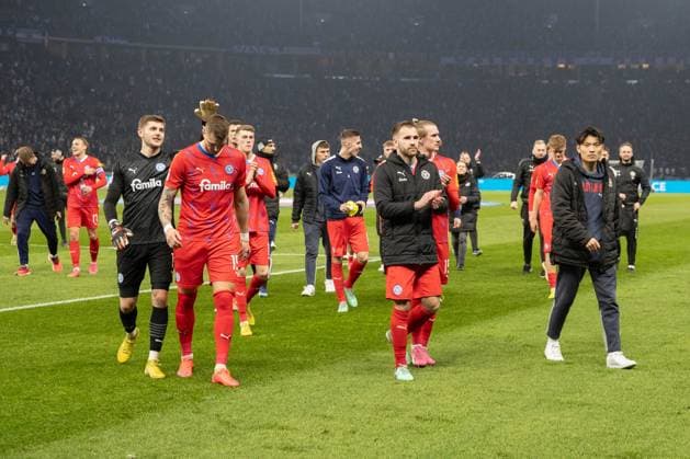 01.03.2024, xtgx, Fussball 2. Bundesliga, Hertha BSC - Holstein Kiel emspor, v.l. Kiels spieler bedanken sich bei den Fans (DFL DFB REGULATIONS PROHIBIT ANY USE OF PHOTOGRAPHS as IMAGE SEQUENCES and or QUASI-VIDEO) Berlin