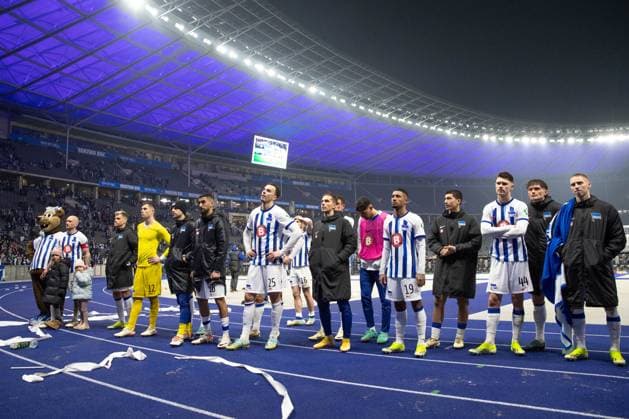 01.03.2024, xtgx, Fussball 2. Bundesliga, Hertha BSC - Holstein Kiel emspor, v.l. Hertha Spieler bedanken sich bei den Fans enttaeuscht, schaut enttaeuscht, niedergeschlagen, disappointed (DFL DFB REGULATIONS PROHIBIT ANY USE OF PHOTOGRAPHS as IMAGE SEQUENCES and or QUASI-VIDEO) Berlin