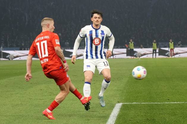 DEU, DFL, 2. FBL, Hertha BSC vs. Holstein Kiel, 01.03.2024, Berliner Olympiastadion, Berlin, DEU, DFL, 2. FBL, Hertha BSC vs. Holstein Kiel, im Bild Fabian Reese (Hertha BSC Berlin 11), Lewis Holtby (Holstein Kiel 10) DFL - regulations prohibit any use of Photographs as image sequences and or quasi-video Foto: Juergen Engler nordphoto GmbH