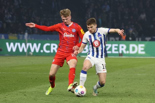DEU, DFL, 2. FBL, Hertha BSC vs. Holstein Kiel, 01.03.2024, Berliner Olympiastadion, Berlin, DEU, DFL, 2. FBL, Hertha BSC vs. Holstein Kiel, im Bild Jonjoe Kenny (Hertha BSC Berlin 16), Niklas Niehoff (Holstein Kiel 29) DFL - regulations prohibit any use of Photographs as image sequences and or quasi-video Foto: Juergen Engler nordphoto GmbH
