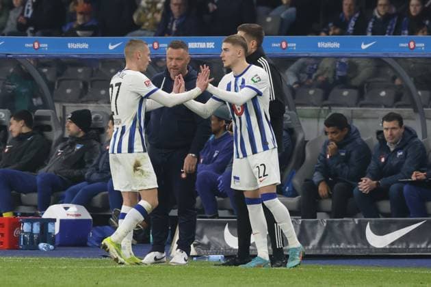 DEU, DFL, 2. FBL, Hertha BSC vs. Holstein Kiel, 01.03.2024, Berliner Olympiastadion, Berlin, DEU, DFL, 2. FBL, Hertha BSC vs. Holstein Kiel, im Bild Auswechslung von Palko Dardai (Hertha BSC Berlin 27), Marten Winkler (Hertha BSC Berlin 22), Cheftrainer Pal Dardai (Hertha BSC Berlin) DFL - regulations prohibit any use of Photographs as image sequences and or quasi-video Foto: Juergen Engler nordphoto GmbH