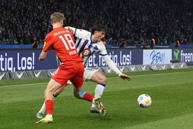 DEU, DFL, 2. FBL, Hertha BSC vs. Holstein Kiel, 01.03.2024, Berliner Olympiastadion, Berlin, DEU, DFL, 2. FBL, Hertha BSC vs. Holstein Kiel, im Bild Fabian Reese (Hertha BSC Berlin 11), Tom Rothe (Holstein Kiel 18) DFL - regulations prohibit any use of Photographs as image sequences and or quasi-video Foto: Juergen Engler nordphoto GmbH