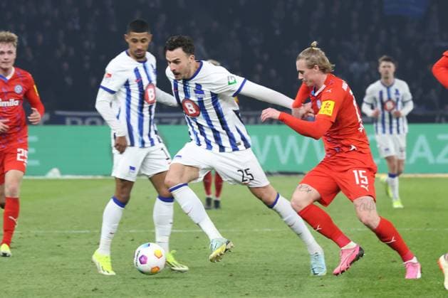 DEU, DFL, 2. FBL, Hertha BSC vs. Holstein Kiel, 01.03.2024, Berliner Olympiastadion, Berlin, DEU, DFL, 2. FBL, Hertha BSC vs. Holstein Kiel, im Bild Haris Tabakovic (Hertha BSC Berlin 25), Jeremy Dudziak (Hertha BSC Berlin 19), Marvin Schulz (Holstein Kiel 15) DFL - regulations prohibit any use of Photographs as image sequences and or quasi-video Foto: Juergen Engler nordphoto GmbH