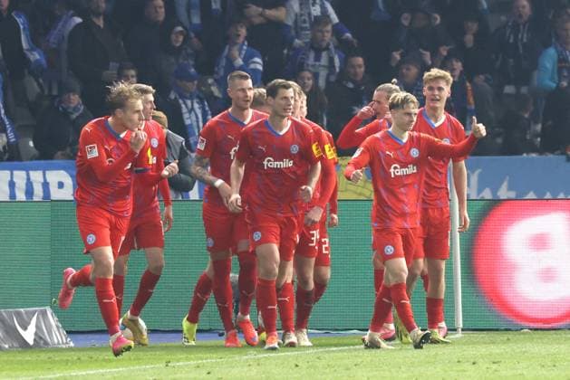 DEU, DFL, 2. FBL, Hertha BSC vs. Holstein Kiel, 01.03.2024, Berliner Olympiastadion, Berlin, DEU, DFL, 2. FBL, Hertha BSC vs. Holstein Kiel, im Bild 11m zum 2:2 durch Timo Becker (Holstein Kiel 17), Kieler-Spieler DFL - regulations prohibit any use of Photographs as image sequences and or quasi-video Foto: Juergen Engler nordphoto GmbH