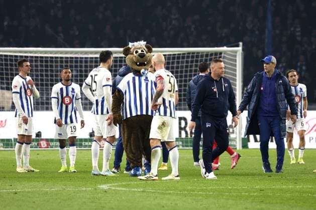 DEU, DFL, 2. FBL, Hertha BSC vs. Holstein Kiel, 01.03.2024, Berliner Olympiastadion, Berlin, DEU, DFL, 2. FBL, Hertha BSC vs. Holstein Kiel, im Bild Cheftrainer Pal Dardai (Hertha BSC Berlin), Co-Trainer Tamas Bodog (Hertha BSC Berlin), Hertha-Spielerkreis DFL - regulations prohibit any use of Photographs as image sequences and or quasi-video Foto: Juergen Engler nordphoto GmbH