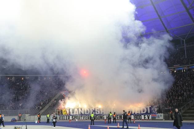DEU, DFL, 2. FBL, Hertha BSC vs. Holstein Kiel, 01.03.2024, Berliner Olympiastadion, Berlin, DEU, DFL, 2. FBL, Hertha BSC vs. Holstein Kiel, im Bild Kieler-Fans, Pyro DFL - regulations prohibit any use of Photographs as image sequences and or quasi-video Foto: Juergen Engler nordphoto GmbH