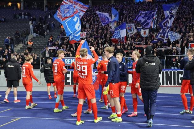 DEU, DFL, 2. FBL, Hertha BSC vs. Holstein Kiel, 01.03.2024, Berliner Olympiastadion, Berlin, DEU, DFL, 2. FBL, Hertha BSC vs. Holstein Kiel, im Bild Kieler-Spielerkreis, Cheftrainer Marcel Rapp (Holstein Kiel) DFL - regulations prohibit any use of Photographs as image sequences and or quasi-video Foto: Juergen Engler nordphoto GmbH