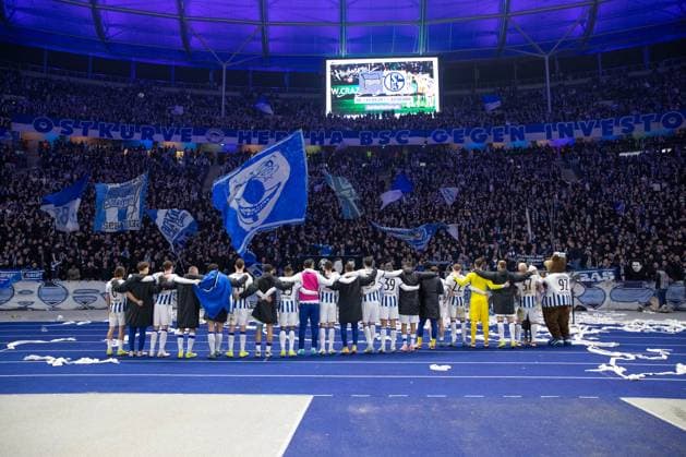 01.03.2024, xtgx, Fussball 2. Bundesliga, Hertha BSC - Holstein Kiel emspor, v.l. Hertha Spieler bedanken sich bei den Fans enttaeuscht, schaut enttaeuscht, niedergeschlagen, disappointed (DFL DFB REGULATIONS PROHIBIT ANY USE OF PHOTOGRAPHS as IMAGE SEQUENCES and or QUASI-VIDEO) Berlin